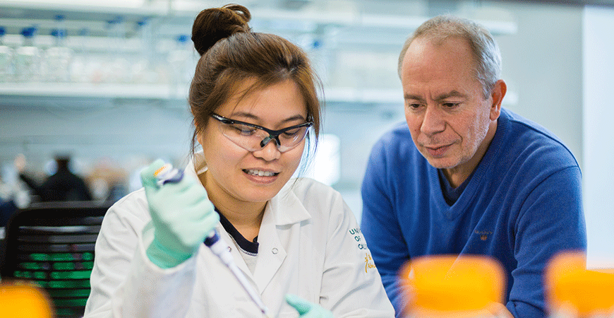 Professor Victor Muñoz and student in lab